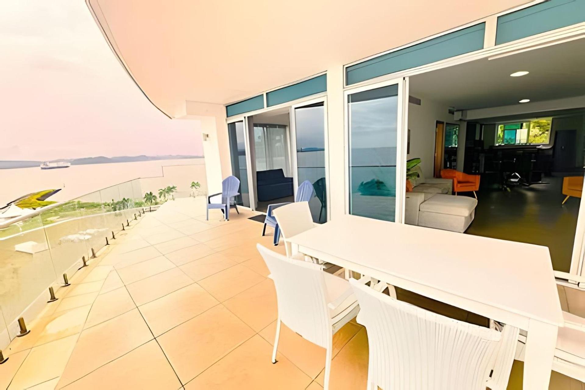 In The Causeway Amador Apartment *